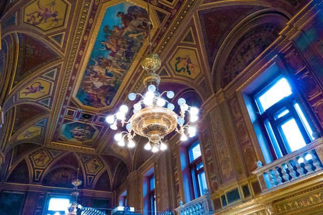 Budapešť 07.10.2023: Kostol v skalách a noblesné interiéry Parlamentu a Opery
